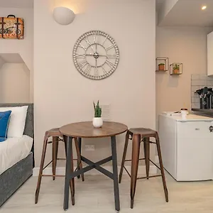 Funky Studio Few Mins To Seafront Mst Apartment