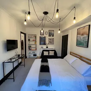 Stylish Basement Studio, With Outdoor Space Apartment