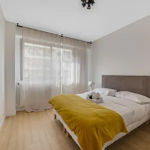 https://chic-central-balcon-deux-pas-de-beaugrenelle.fr-paris.fr