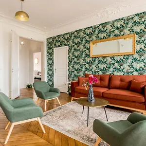 https://cosy-5-bedrooms-and-2-bathrooms-le-marais.fr-paris.fr
